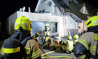 Als die Feuerwehrleute am Einsatzort eintrafen, quoll bereits dichter Raus aus der verschlossenen Garage. - Feuerwehr Paderborn