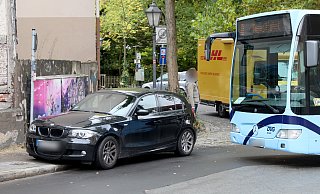 So wie an der Elisabethstraße parken Autofahrer immer wieder rücksichtlos auf Geh- und Radwegen. - Frank-Michael Kiel-Steinkamp