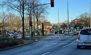 Am Vormittag mussten sich Autofahrer gedulden, denn die Bauern fuhren mit Treckern durch die Herforder Innenstadt, um zu protestieren und um zur Kundgebung zu gelangen. - Sevim Hangül Am Vormittag mussten sich Autofahrer gedulden, denn die Bauern fuhren mit Treckern durch die Herforder Innenstadt, um zu protestieren und um zur Kundgebung zu gelangen. - Sevim Hangül