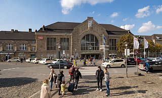Rund um die sanierte Denkmalfassade des Hauptbahnhofs gibt es viel zu tun: Am Freitag suchten Fachleute aus der Stadtverwaltung Bielefeld und der beteiligten überörtlichen Planungsbüros das Gespräch mit den Bürgerinnen und Bürgern im Rahmen einer „Planungswerkstatt“. - Oliver Krato