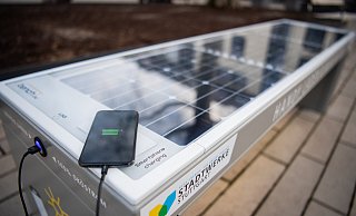 Solar-Sitzbänke werden häufig von Kommunen aufgestellt. In Stuttgart etwa steht bereits ein gutes Dutzend. - picture alliance/dpa