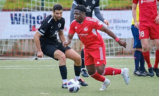 Gästespieler Faruk Oduncu beobachtet staunend den Antritt des Schildeschers Baba Awal Mouhaman. - Andreas Zobe