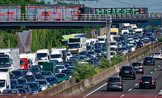 Zum Start der Herbstferien in Nordrhein-Westfalen rechnet der ADAC mit vielen Staus auf den Autobahnen. - dpa