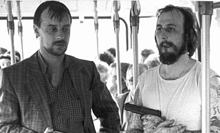 Die bewaffneten Geiselnehmer Dieter Degowski (l) und Hans-Jürgen Rösner stehen am 17.8.1988 in dem in Bremen gekaperten Linienbus. Die Geiselnehmer hatten am 16.08.1988 in Gladbeck-Rentfort eine Bank überfallen und zwei Geiseln genommen. - Hartmut Reeh/DPA