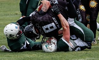 Endstation: Ein Bielefelder Spieler stoppt den Ballträger der Minden Wolves. Foto: Bielefeld bulldogs - bulldogs