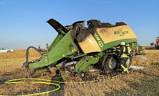Bei Eintreffen der ersten Einsatzkräfte stand die Ballenpresse vom Typ Krone BigPack bereits im Vollbrand. - Freiwillige Feuerwehr Bad Wünnenberg