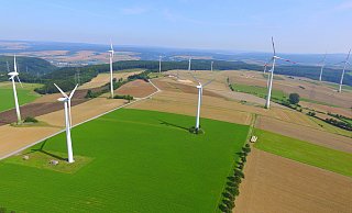 Östlich von Haarbrück drehen sich bereits einige Windkraftanlagen. Es sollen noch weitere im Beverunger Stadtgebiet hinzukommen. - Archivfoto: Jens Reddeker