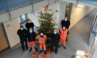 Ralf Kiel (v.l.), Yannick Büker, Leon Steele, Leonie Wiebesiek, Christian Degenhard, Torben Netemeyer und Malte Behling hoffen auf einen ruhigen Heiligabend auf der Rettungswache. - Sven Hauhart