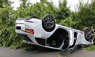 Der Skoda überschlug sich nach der Kollision mit dem Baum. - Polizei Minden-Lübbecke