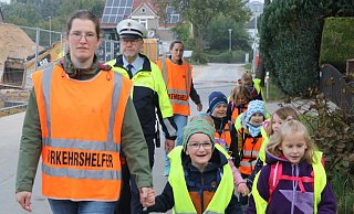 Der Walking Bus wird von Eltern begleitet. An diesem Tag ist auch Polizeibeamter Detlev Göhner dabei. - Ekkehard Wind