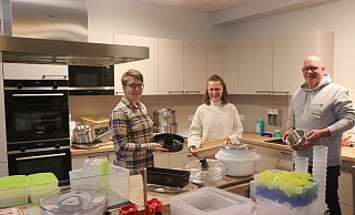 Letzte Arbeiten: Die Küche im Gemeinschaftsraum muss noch eingeräumt werden. Einen Überblick verschaffen sich Jennifer Liebscher (v. l., Hausleitung), Kimberley Wilmsmann ((Pflegedienstleitung) und Bereichsleiter Thomas Blankenhagen. - Ekkehard Wind