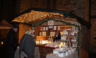 Viele weihnachtliche Geschenkideen und Leckereien werden in den Adventshütten angeboten – hier bei Nicole Fornefeld. - Demag