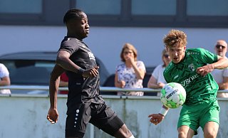 Zurückgekommen: Kenson Pierre Bauer (l.) und der SVR II holten gegen Kinderhaus einen 0:2-Rückstand auf. - N.Gessat