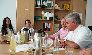 Bei seinem Schulbesuch am Gymnasium St. Xaver tauschte sich Erzbischof Udo Markus Bentz mit Schülerinnen und Schülern und den Lehrkräften über jene Themen aus, die sie in ihrem Schulalltag umtreiben. - Isabella Maria Struck / Erzbistum Paderborn