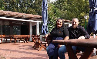 Kristina Crnogorac und Vladan Mitrovic können bis zu 100 Personen im Stanlio und Ollio unterbringen. - Jan Husmann