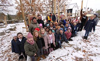 Mit Alexander Graf, stellvertretender Bürgermeister und Schulleiterin Manuela Uphoff freuen sich die Kinder der Grundschule Sundern über ihren neugestalteten Schulhof. - Björn Kenter