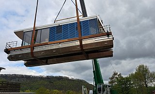 Das Floating House schwebt in der Luft. - Matthias Reiprich