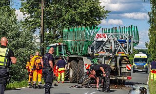 Bei einem schweren Verkehrsunfall auf der Bergstraße in Verl Bornholte verunglückte ein 35-jähriger Motorradfahrer tödlich. Die Straße war für mehrere Stunden gesperrt. - Paul Brinkmann