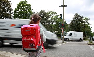 Empfehlenswert ist es, den Schulweg vorab mit den Kindern zu trainieren, damit sie sich an den Gefahrenstellen bereits auskennen. - picture alliance / dpa-tmn