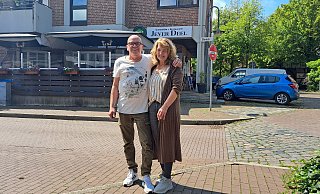 Wolfgang Lechtermann und Inhaberin Loni Meyer freuen sich auf die Feier in der "Jever Deel" am 4. August. Alle Einnahmen der Veranstaltung werden gespendet. - Matthias Reiprich