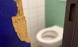 60-Minuten-Gefängnis: Die Toilettentür in Gütersloh musste aufgebrochen werden, um den Fichte-Trainer zu befreien. - Uwe Kleinschmidt