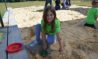 Emma ist fleißig am buddeln und hat sogar schon einen ersten Fund gemacht. - Nicole Fischer