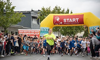 Florianlauf: Bente Frodermann von der Löschabteilung Sieker lief die 1.000 Meter vorne weg und zeigte den Kindern den Weg. - Felix Brenneke