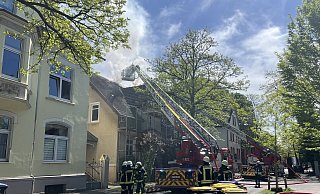 Durch das Feuer auf dem Dach entstand sichtbarer Rauch in der Gütersloher Innenstadt. - Thorsten Heß