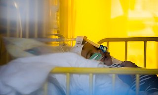 Auf der Intensivstation: Dieses acht Monate alte Baby muss mit einer RSV-Infektion non-invasiv beatmet werden. Besonders Kleinkindern kann der Infekt schwer zu schaffen machen. Die neue Prophylaxe könnte das auf breiter Front verhindern. - Christoph Soeder
