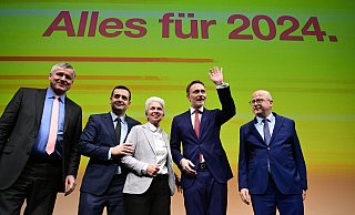 Die FDP-Politiker Hans-Ulrich Rülke (v. l.), Bijan Djir-Sarai, Marie-Agnes Strack-Zimmermann, Christian Lindner und Michael Theurer geben sich beim Dreikönigstreffen optimistisch. - dpa