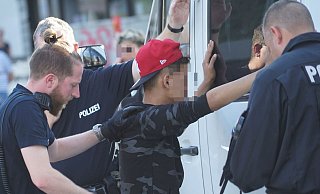 Die Polizei nahm mehrere mutmaßliche Drogendealer fest. Einer von ihnen hatte seine Drogen an Kinder verkauft. - Symbolfoto: Christian Geisler