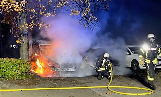 Als die Feuerwehr eintraf , hatte sich der Brand auf ein zweites Auto ausgebreitet. - Charlotte Mahncke
