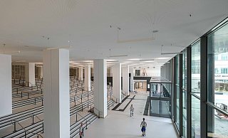 Hell und großzügig: Der Eingangsbereich der Universität wird mit dem ersten Bauabschnitt nun fertig. - BLB / Carsten Pilz