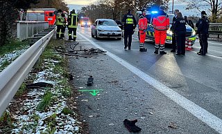Die Herzebrocker Straße blieb während der Unfallaufnahme voll gesperrt. - NW