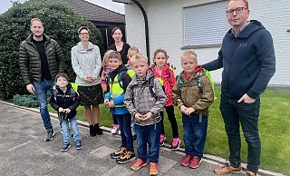 Jennifer Prante, Hendrik Leege und Irene Schuler (v. l.) übergeben an „Tausendfüßlerbus-Fahrer“ Michael Rutte mit Anton, Adrian, Medina, Anna, Mara, Laurenz und Paul. - Robert Becker