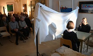Die Schülerinnen Nathalie Wild und Frederike Mönnekes geben den Briefroman „Adressat unbekannt“ in Form eines Licht-Schatten-Spiels wieder. - Thomas Kube
