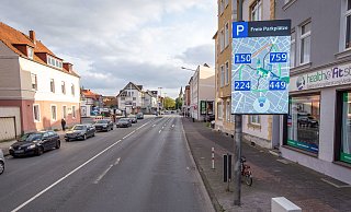 Eine der großen Anzeigetafeln steht an der Detmolder Straße - Niklas Tüns
