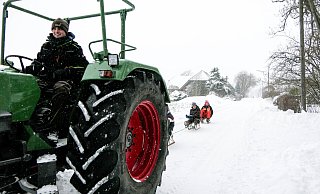 Schlittentour auf dem Dorf. Statt Skilift ging es im vergangenen Jahr auf den Nebenstraßen und Feldwegen in Hiddenhausen auch so. - Yvonne Gottschlich