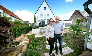 Kerstin (60) und Andreas Bernstein (61) wohnen in einem Plus-Energiehaus in Gütersloh. - Andreas Frücht
