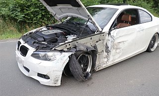 Auf der L890 zwischen zwei Beverunger Ortsteilen ist es zu einem schweren Unfall gekommen. - Polizei Höxter