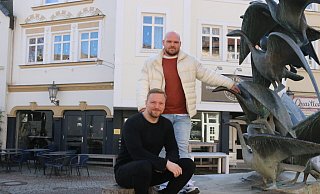 Sascha Kressmann (33) und Niklas Meyer (34) wollen am 30. April ihr "Gans oder gar nicht" eröffnen und präsentieren sich stilgerecht vor dem Brunnen am Gänsemarkt. - Claus Frickemeier