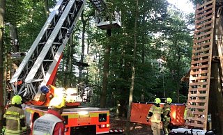 Aus mehreren Metern Höhe musste der Besucher des Kletterwalds an den Paderborner Fischteichen von der Feuerwehr gerettet werden. - Feuerwehr Paderborn