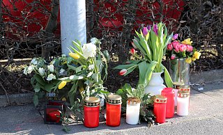 Anwohner haben am Unfallort Blumen für das Opfer niedergelegt. - (Archivbild): Frank-Michael Kiel-Steinkamp