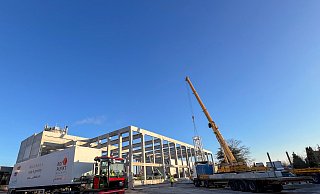 Investition in die Zukunftsfähigkeit: Aktuell entsteht am Firmensitz von Rotpunkt Küchen in Bünde-Ahle ein neues Gebäude für Lager und Logistik. Das schafft auch Platz in der bestehenden Fertigung für neue Maschinen zur weiteren Automatisierung der Produktion und bei Bedarf für weitere Kapazitäten. - Rotpunkt Küchen