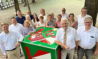 Der Sprecher des Katharinenmarkt-Ausschusses, Peter Lücke (l.), und Bürgermeister Werner Peitz (vorne, 2. v.r.) blicken mit den Ausschussmitgliedern voller Vorfreude auf den Start der Feier-Tage Mitte September. - Jens Reddeker