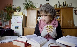 Um die Wohnbelastung zu senken, könnten Alleinlebende künftig auf Schal und Pullover statt des ausgiebigen Aufdrehens der Heizung setzen. - picture alliance / photothek