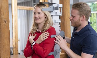 Franziska Möhle lässt sich von Bruder Felix exemplarisch vermessen. Damit können die Einstellungen des Lattenrosts und die Höhe des Kissens genau angepasst werden. - Möhle