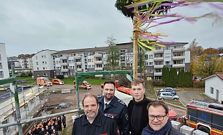 In luftiger Höhe: Löschgruppenführer Oliver Schwalbe (v. l.), Feuerwehrchef Nico Czimmernings, Zimmermann Arne Kornfeld und Bürgermeister Lars Bökenkröger. - Volker Müller-Ulrich/Stadt Bad Oeynhausen