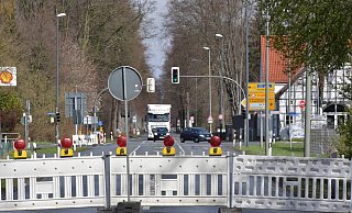 Auf der B 61 ist seit Dienstagmorgen ein gut 600 Meter langer Abschnitt für den Verkehr vollgesperrt. - Jens Dünhölter