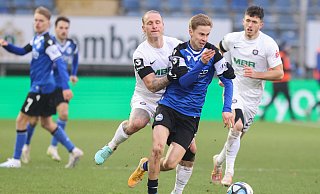 Aues Marvin Stefaniak versucht Arminia Bielefelds Sam Schreck (Mitte) aufzuhalten. - Oliver Krato